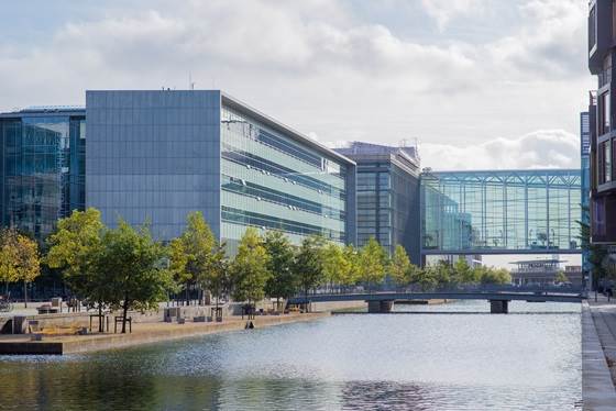 Billede af ITU og DR bygningen - illustration til faget IT og baredygtighed