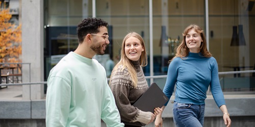 Studerende går udenfor