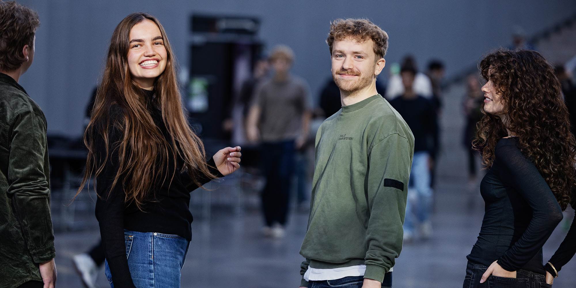 Studerende kigger mod kamera